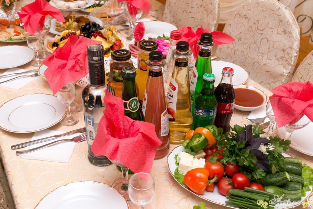 Гостей ждал накрытый стол где можно было. Накрыть праздничный стол. Накрытый стол. Накрытый стол с едой. Свадебный стол с едой.